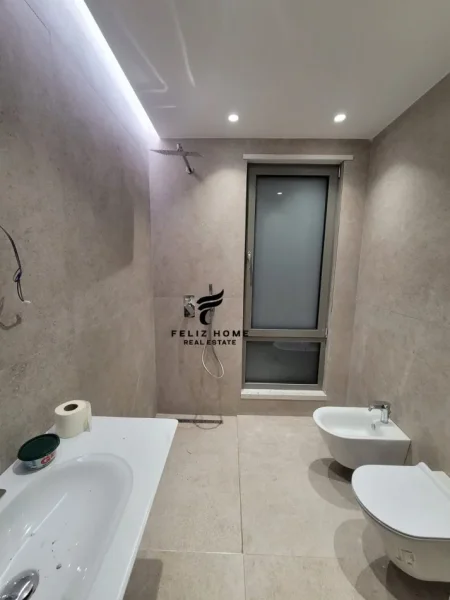 Tirane, jepet me qera zyre Kati 7, 125 m² 1.800 € (RRUGA E DURRESIT)