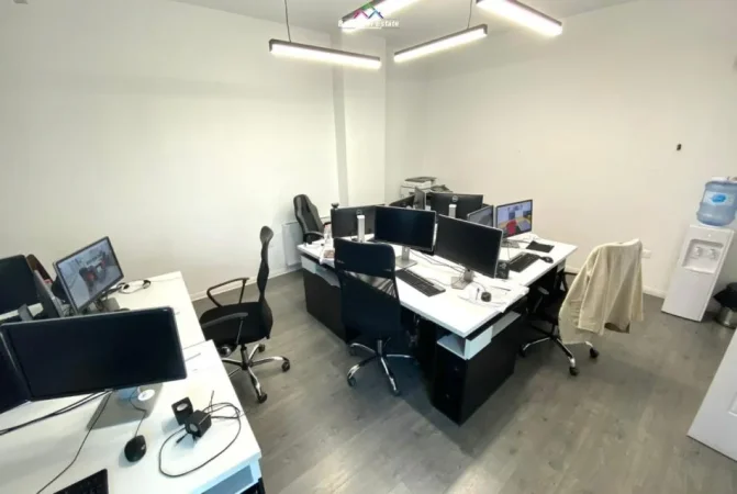 Tirane, jepet me qera zyre Kati 5, 133 m² 950 € (rruga e Kavajes)