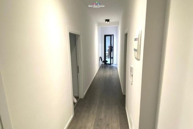Tirane, jepet me qera zyre Kati 5, 133 m² 900 € (rruga e Kavajes)