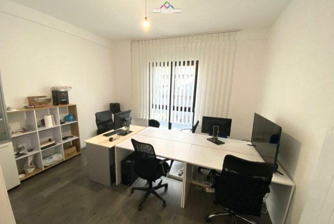 Tirane, jepet me qera zyre Kati 5, 133 m² 900 € (rruga e Kavajes)