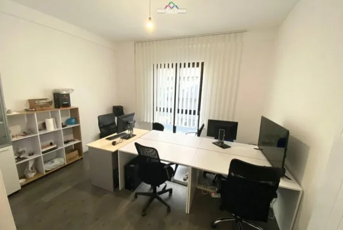 Tirane, jepet me qera zyre Kati 5, 133 m² 950 € (rruga e Kavajes)