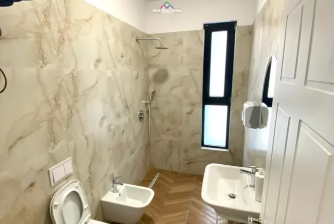 Tirane, jepet me qera zyre Kati 5, 133 m² 950 € (rruga e Kavajes)