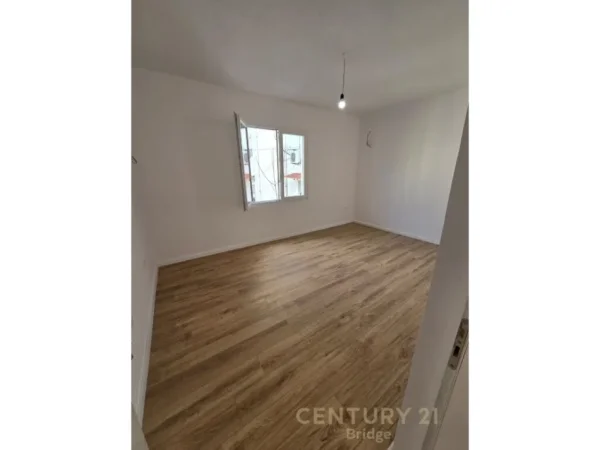 Tirane, shitet apartament 2+1 Kati 3, 75 m² 129.000 € (spitalet)