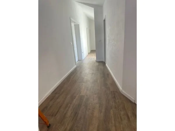 Tirane, jap me qera zyre , 150 m² 1.500 € (Selitë)