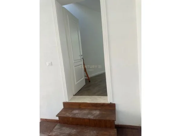 Tirane, jap me qera zyre , 150 m² 1.500 € (Selitë)