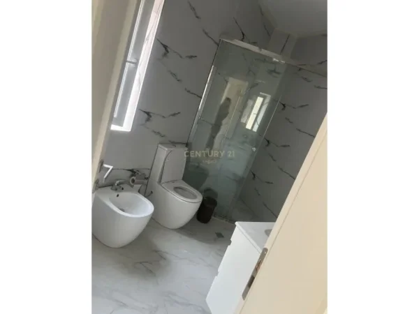 Tirane, jap me qera zyre , 150 m² 1.500 € (Selitë)