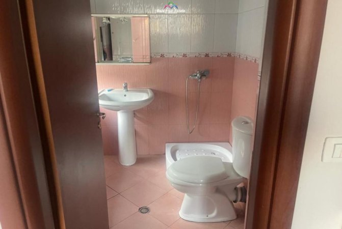 Tirane, jepet me qera apartament 2+1+Ballkon Kati 3, 118 m² 550 € (rruga Hamdi Sina)