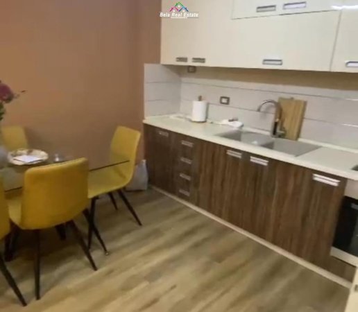 Shqiperi, jepet me qera apartament 2+1+Ballkon Kati 4, 100 m² 700 € (rruga Liqeni i Thate)