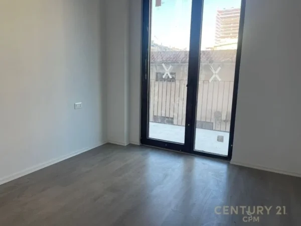 Tirane, jepet me qera ambjent biznesi Kati 6, 94 m² 1.300 € (Rruga e Kosovarve)