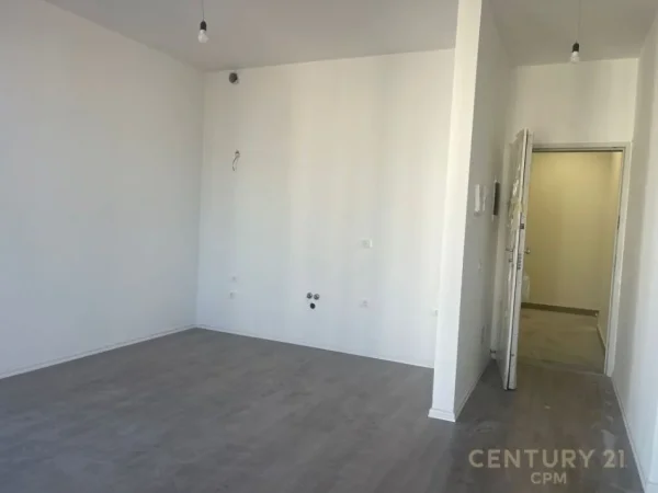 Tirane, jepet me qera ambjent biznesi Kati 6, 94 m² 1.300 € (Rruga e Kosovarve)