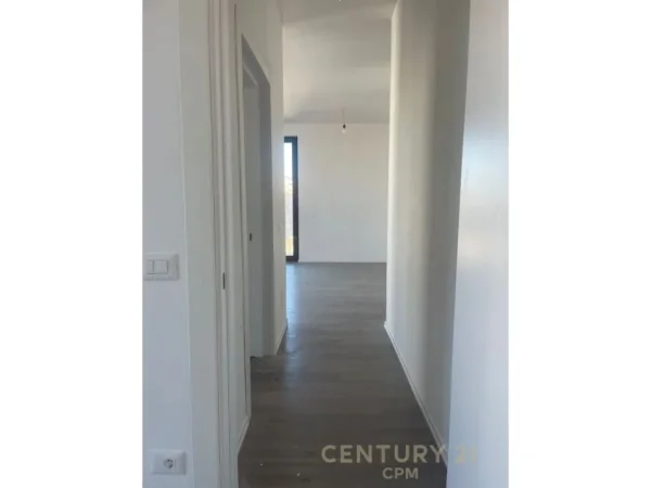 Tirane, jepet me qera ambjent biznesi Kati 6, 94 m² 1.300 € (Rruga e Kosovarve)