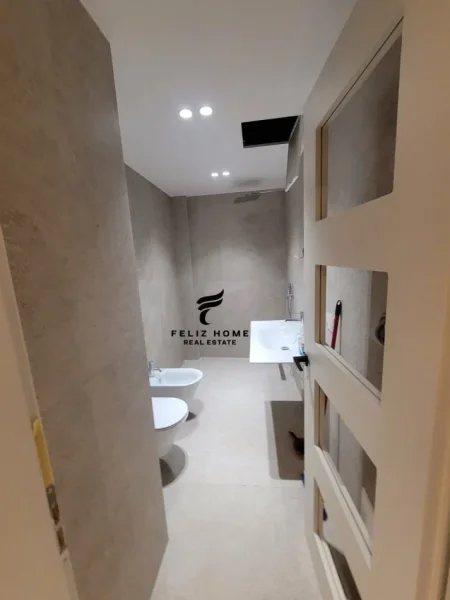 Tirane, jepet me qera zyre Kati 7, 96 m² 1.300 € (RRUGA E DURRESIT)