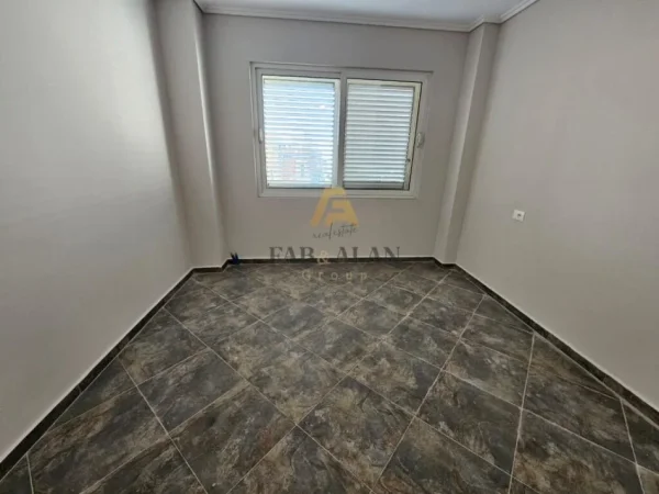 2+1+Post Parkimi per shitje Tek Xhamia Xhura, Oxhaku! 165.000 euro