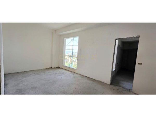 Tirane, shes apartament 2+1+2+Ballkon , 140 m² 300.000 € (Rruga e Kavajës)