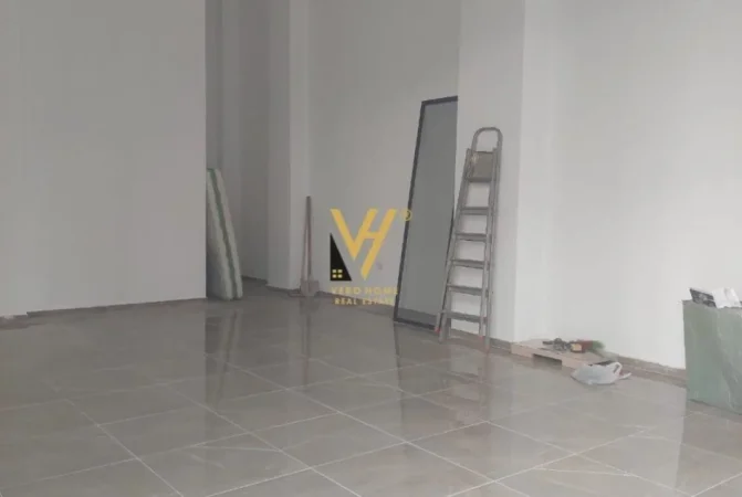 Tirane, shitet dyqan Kati 0, 63 m² 126.000 € (MEDRESEJA)