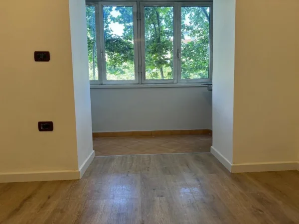 Tirane, jepet me qera apartament 2+1+Aneks+Ballkon Kati 2, 71 m² 800 € (shallvaret)
