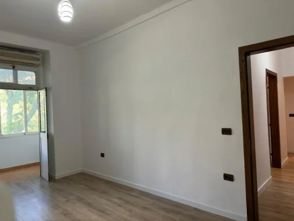 Tirane, jepet me qera apartament 2+1+Aneks+Ballkon Kati 2, 71 m² 800 € (shallvaret)