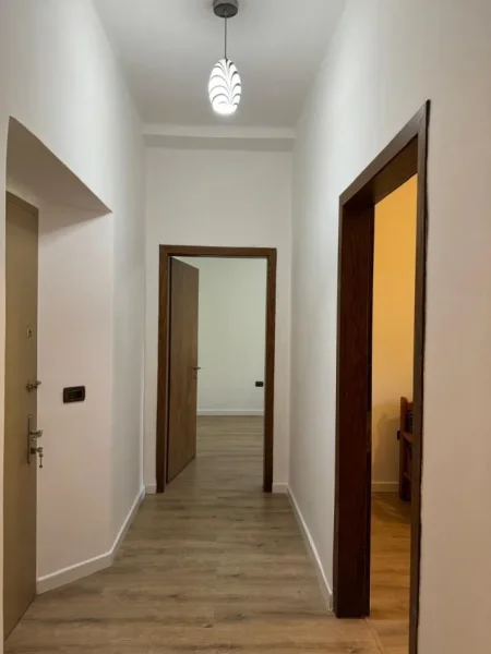 Tirane, jepet me qera apartament 2+1+Aneks+Ballkon Kati 2, 71 m² 800 € (shallvaret)