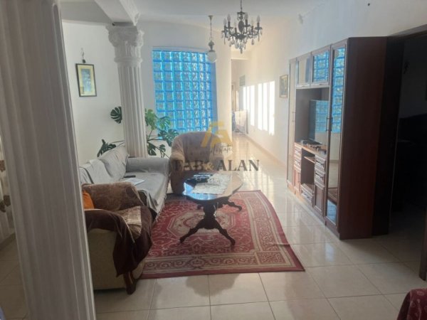 Durres, jepet me qera apartament 2+1+post parkimi Kati 3, 100 m² 600 € (Gjykata e Rrethit, Durres)