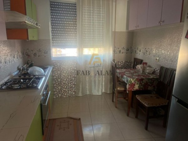 Durres, jepet me qera apartament 2+1+post parkimi Kati 3, 100 m² 600 € (Gjykata e Rrethit, Durres)
