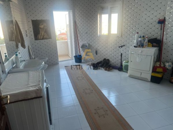 Durres, jepet me qera apartament 2+1+post parkimi Kati 3, 100 m² 600 € (Gjykata e Rrethit, Durres)