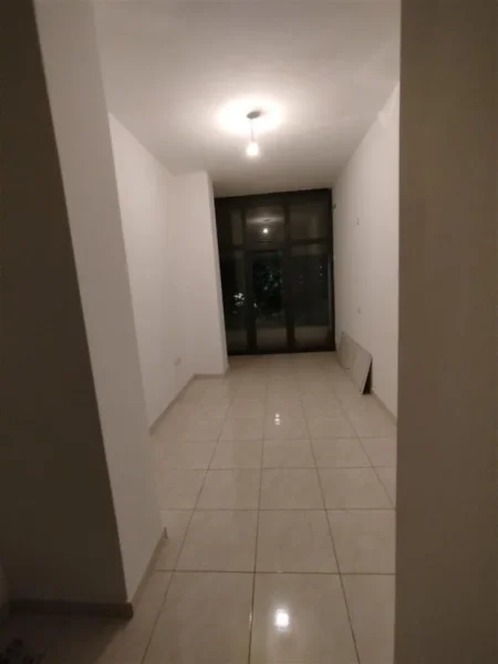 Tirane, jepet me qera zyre Kati 2, 30 m² 400 € (rruga Teodor Keko)