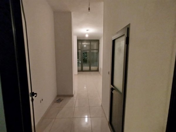 Tirane, jepet me qera zyre Kati 2, 30 m² 400 € (rruga Teodor Keko)