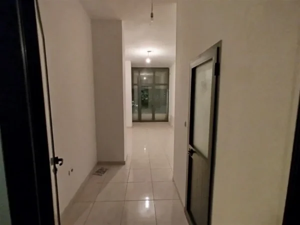 Tirane, jepet me qera zyre Kati 2, 30 m² 400 € (rruga Teodor Keko)