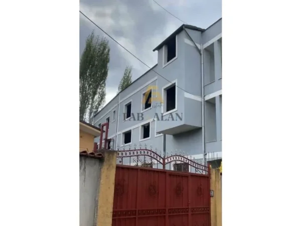 Tirane, jepet me qera ambjent biznesi Kati 2, 280 m² 1.200 € (Bulevardi i Ri)