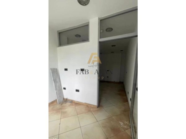 Tirane, jepet me qera ambjent biznesi Kati 1, 151 m² 1.000 € (Kthesa e Kamzes)