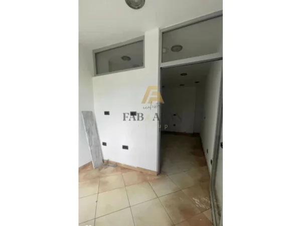 Tirane, jepet me qera ambjent biznesi Kati 1, 151 m² 1.000 € (Kthesa e Kamzes)