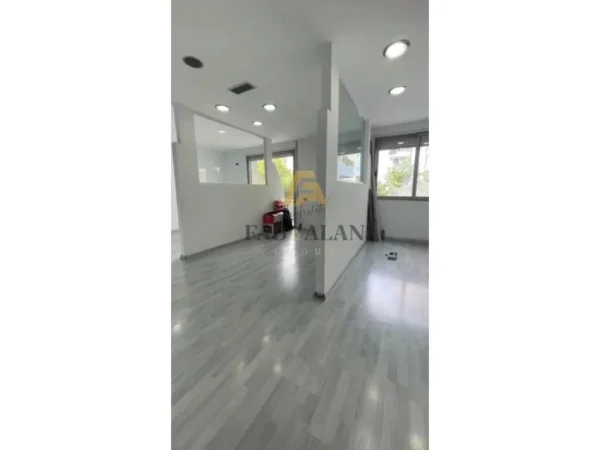 Tirane, jepet me qera ambjent biznesi Kati 1, 151 m² 1.000 € (Kthesa e Kamzes)