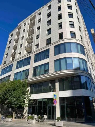 Tirane, jepet me qera ambjent biznesi Kati 2, 140 m² 2.000 € (Rruga barrikadave)