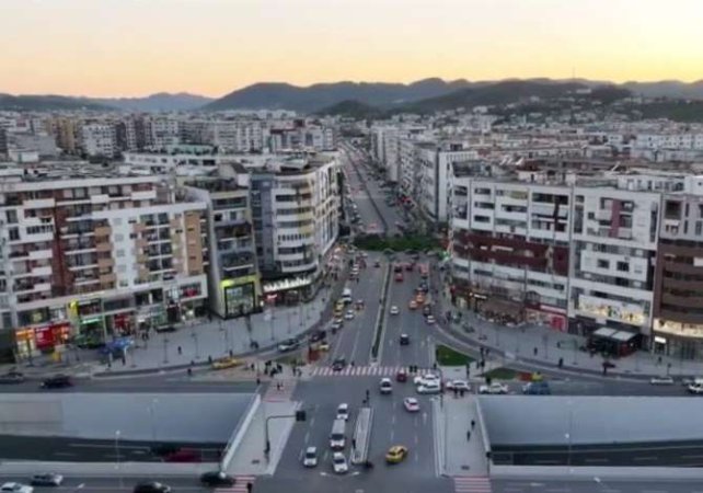 Tirane, jepet me qera apartament 2+1+Ballkon Kati 4, 108 m² 600 € (ASTIR)