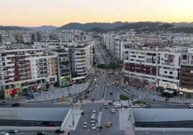 Tirane, jepet me qera apartament 2+1+Ballkon Kati 4, 108 m² 600 € (ASTIR)