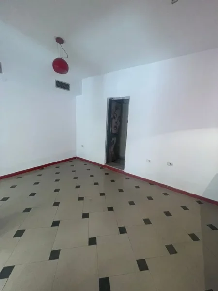 Tirane, jepet me qera ambjent biznesi Kati 0, 65 m² 600 € (RRUGA E DURRESIT)