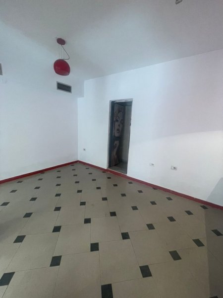 Tirane, jepet me qera ambjent biznesi Kati 0, 65 m² 600 € (RRUGA E DURRESIT)