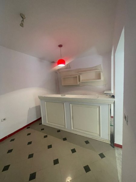 Tirane, jepet me qera ambjent biznesi Kati 0, 65 m² 600 € (RRUGA E DURRESIT)