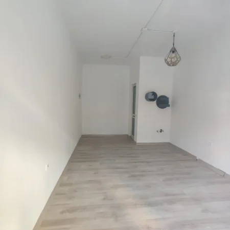 Tirane, jepet me qera dyqan Kati 0, 20 m² 450 € (SHESHI WILLSON)