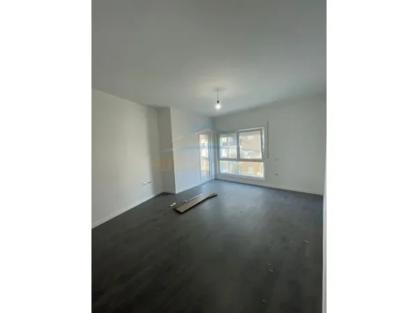 Tirane, shitet apartament 2+1+Ballkon Kati 4, 109 m² 256.850 € (Barrikada)