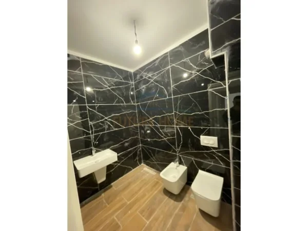 Tirane, shitet apartament 2+1+Ballkon Kati 4, 109 m² 256.850 € (Barrikada)