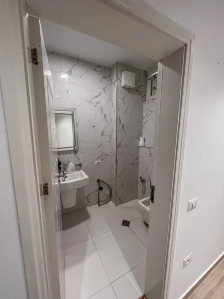 Tirane, jepet me qera apartament 1+1+Ballkon Kati 3, 72 m² 600 € (Rruga 5 Maji)