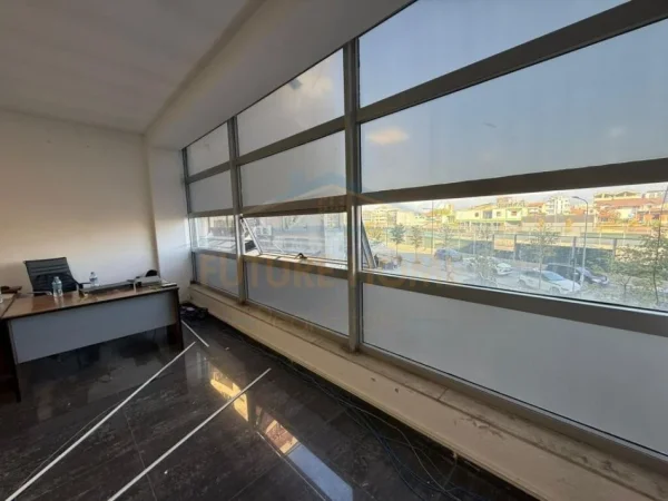 Tirane, jepet me qera ambjent biznesi Kati 1, 61 m² 500 € 