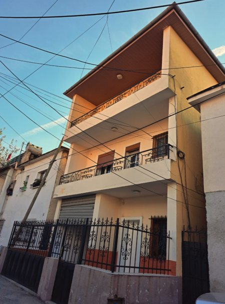 Tirane, jepet me qera Vile 3 Katshe , 300 m² 1.100 € (Xhamllik)