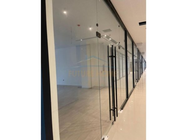 Tirane, jepet me qera ambjent biznesi Kati 2, 122 m² 2.500 € (Rruga e Kavajes)
