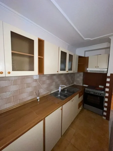 Tirane, jepet me qera apartament 1+1+Aneks+Ballkon Kati 2, 60 m² 500 € (Sheshi Wilson)