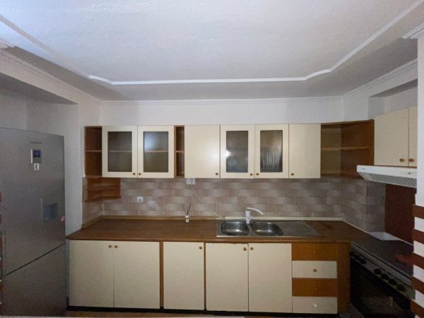 Tirane, jepet me qera apartament 1+1+Aneks+Ballkon Kati 2, 60 m² 500 € (Sheshi Wilson)
