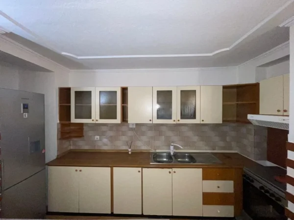Tirane, jepet me qera apartament 1+1+Aneks+Ballkon Kati 2, 60 m² 500 € (Sheshi Wilson)