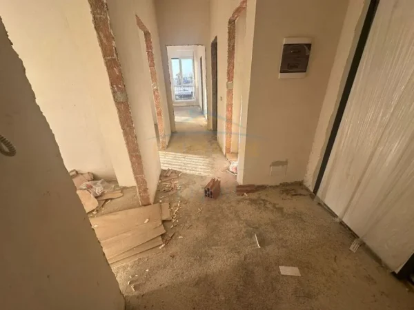 Tirane, shitet apartament 3+1+Ballkon Kati 2, 143 m² 235.000 € (Fusha e aviacionit)