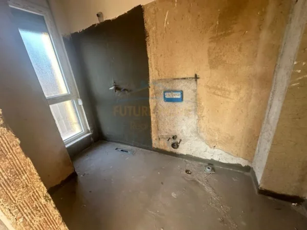 Tirane, shitet apartament 3+1+Ballkon Kati 2, 143 m² 235.000 € (Fusha e aviacionit)